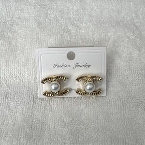 Elegant Gold and Pearl Earrings